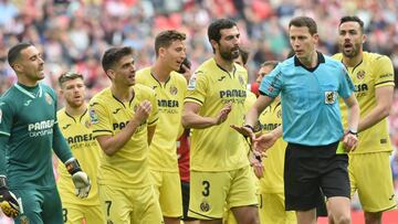 Los jugadores del Villarreal protestan a Medie Jiménez en San Mamés.