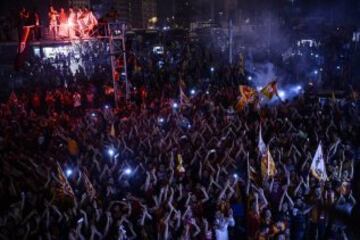 Fan芍ticos del equipo Galatasaray celebran, la Superliga de Campeones de Turqu赤a, en Estambul (Turqu赤a). El Galatasaray logr車 su vig谷simo t赤tulo de campe車n de la Liga turca, tras el empate (2-2) cosechado hoy por el Fenerbahce, segundo clasificado, en su visita al campo del Istanbul Basaksehir.