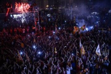 Fanáticos del equipo Galatasaray celebran, la Superliga de Campeones de Turquía, en Estambul (Turquía). El Galatasaray logró su vigésimo título de campeón de la Liga turca, tras el empate (2-2) cosechado hoy por el Fenerbahce, segundo clasificado, en su visita al campo del Istanbul Basaksehir. 