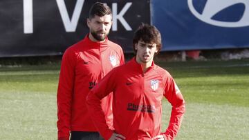 Jo&atilde;o F&eacute;lix, delante de Felipe, atiende antes de empezar un ejercicio durante la sesi&oacute;n de ayer en el Cerro.