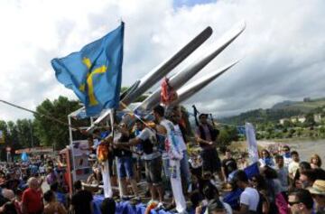 Tras el pregón sobre el puente de Arriondas a cargo de la campeona olímpica de Vela, Angela Pumariega, los últimos acordes del himno de Asturias dieron paso a la apertura de los cepos. La marea de palistas corrió con piragua en mano para inundar el río