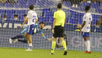 Cristian Álvarez saca el balón sobre la línea frente al Mirandés.