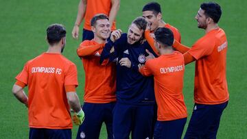 Los futbolistas del Olympiacos se ejercitaron ayer en el Camp Nou, lugar en el que hoy se juegan sus opciones en Europa.