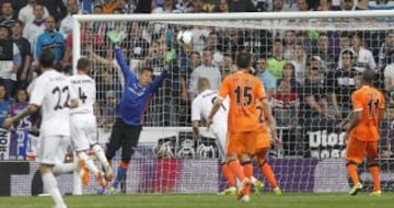 1-1. Sergio Ramos anotal el gol del empate.