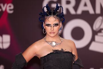 Sita Abellan posando en la alfombra roja de los  Grammy Latino.