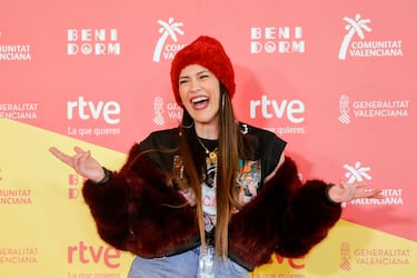 
Pop emocional con un enfoque de empoderamiento. Su actuación explora la narrativa de resiliencia y fuerza interior a través de la interpretación.