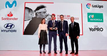 El tenista Rafael Nadal con el trofeo que le entregan Cristina González, directora de relaciones institucionales de Banco Santander; Joseph Oughourlian, presidente de PRISA y Francisco de Bergia, director de relaciones públicas de Telefónica.