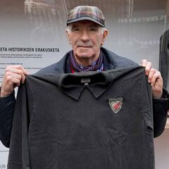 The world’s goalkeepers wear black for Iribar