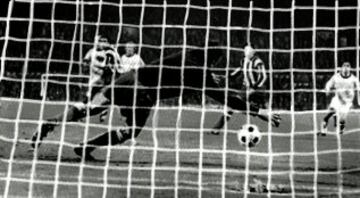 15 de mayo de 1974. Primera Final copa de Europa. Estadio de Heysel en Bruselas. Bayern de Munich-Atlético de Madrid. Un gol de Schwarzenbeck en el último minuto de la prórroga forzó el partido de desempate. 