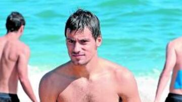 <b>EN GIJÓN. </b>Canella, durante un entrenamiento de pretemporada con el Sporting en la playa de Gijón.