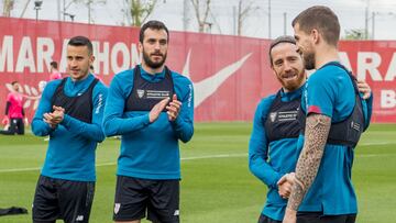 I&ntilde;igo Mart&iacute;nez con Muniain en la Ciudad Deportiva del Sevilla.