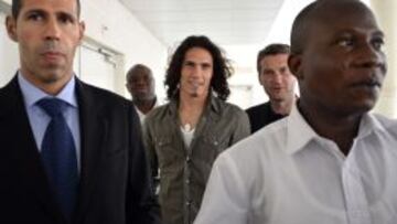 Edinson Cavani está en París para firmar hoy por el PSG