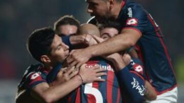 Jugadores de San Lorenzo celebran despu&eacute;s de anotar un gol ante Bol&iacute;var durante un partido por la semifinal de la Copa Libertadores, en el estadio San Lorenzo de Buenos Aires (Argentina).