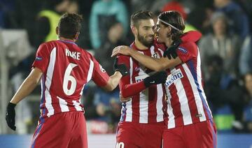 Los jugadores del Atlético celebran el gol de Carrasco.