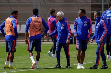 La Selección Colombia realizó su primer entrenamiento abierto al público en el estadio Sviyaga en Rusia, preparando el debut mundialista del 19 de junio ante Japón en Saransk. James y Barrios, los ausentes.