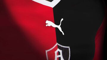 Los rojinegros mostraron el jersey conmemorativo que van a utilizar el sábado ante Puebla con motivo a sus 100 años de historia.