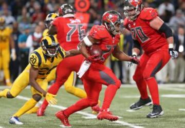 El mejor corredor del partido, al menos en yardas conseguidas, fue Doug Martin que sum¨® 91, seguido del tambi¨¦n bucanero Charles Sims con 50 (adem¨¢s de otras 22 de recepci¨®n).