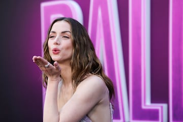 Ana de Armas posa en la alfombra roja del estreno de la película "Ballerina" en Los Ángeles, California.