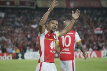 El delantero de Santa Fe, Wilson Morelo, celebra con sus compañeros uno de los tres goles que anotó frente a Colo Colo.