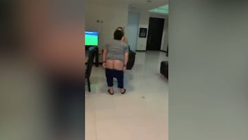 Preoucupante estado de Maradona: ense?¨® hasta el trasero