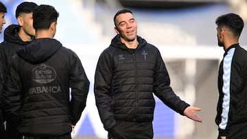 Iago Aspas charla con sus compañeros antes del partido contra el Oviedo en el Tartiere.