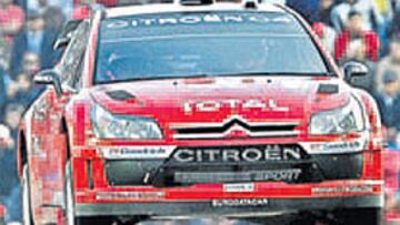 <b>COMENZÓ LA ACCIÓN. </b>Loeb vuela ante una multitud de aficionados.