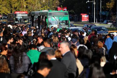 Caos en el Metro de Santiago: cierre de estaciones por falla técnica y lo que ocurre en la Alameda es dramático