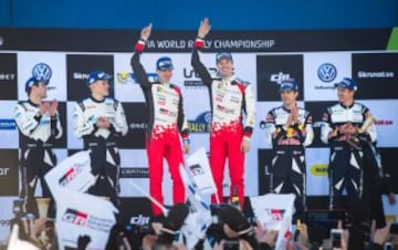 Jari Matti Latvala y su copiloto Miikka Anttila celebrando la victoria