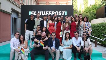 Abajo en el centro, la directora de El HuffPost, Laura Riestra, y el subdirector, Rodrigo Carretero, junto al resto del equipo.
