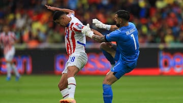 AMDEP8542. QUITO (ECUADOR), 10/10/2024.- Hernán Galíndez (d) portero de Ecuador choca con Alex Arce de Paraguay este jueves, en un partido de las eliminatorias sudamericanas para el Mundial de 2026 entre Ecuador y Paraguay en el estadio Rodrigo Paz Delgado en Quito (Ecuador). EFE/ José Jácome