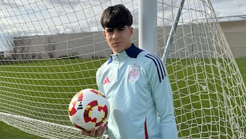 Álvaro Lezcano, canterano del Real Madrid, posa durante la concentración de marzo con la Sub-17.