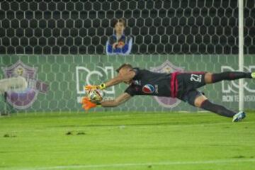 Nicolás Vikonis bajo la lluvia en la victoria de Millonarios ante el Junior