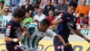 <b>CONTROL. </b>Jesús Vázquez y Aythami roban un balón a un jugador del Córdoba, una imagen que repitió en muchas ocasiones ayer.