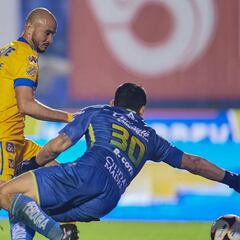 León, la presa favorita de Carlos González