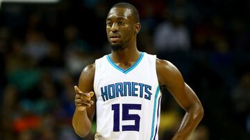 Durante sus 12 partidos en Charlotte en la temporada 2015-2016, Jorge Gutiérrez era el guardia suplente de la actual estrella de los Boston Celtics. Además, su año de novato coincidió con el retiro de Nájera en los Bobcats de 2011-2012.