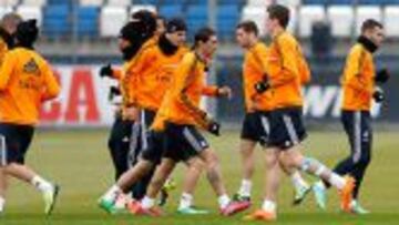 Bale, en el centro, en el entrenamiento del Real Madrid.