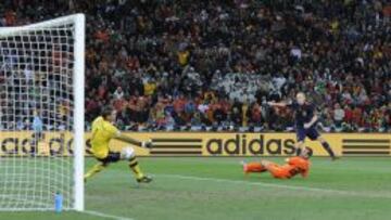 Iniesta bate a Stekelenburg en el gol m&aacute;s importante de la historia de Espa&ntilde;a.