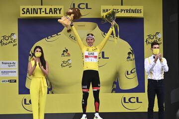 Tadej Pogacar de Eslovenia celebra su maillot amarillo de líder general en el podio