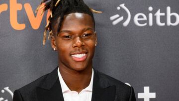 Saque de honor de Dani y homenaje a los campeones antes del Athletic-Sevilla