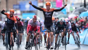 Asselman celebra su victoria en la primera etapa del Tour de Yorkshire.