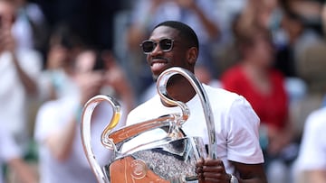 FILE PHOTO: Tennis - French Open - Roland Garros, Paris, France - June 2, 2025 Paris St Germain's Ousmane Dembele presents the Champions League trophy on the Philippe-Chatrier court before the fourth round match betrween Serbia's Novak Djokovic and Britain's Cameron Norrie REUTERS/Gonzalo Fuentes/File Photo