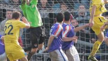 <b>OCASIÓN.</b> Núñez despeja un remate de Iñigo López.