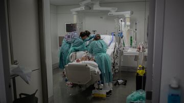 Sanitarias visitan a un enfermo en la UCI del Hospital Sant Pau de Barcelona esta semana