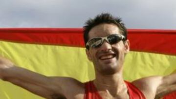 <b>CAMPEÓN EUROPEO. </b>Paquillo posa con la bandera española tras vencer en los continentales celebrados en Gotemburgo.