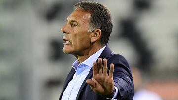 Peru&#039;s Alianza Lima coach, Argentine Miguel Angel Russo, gestures during a Copa Libertadores football match against Chilean Palestino at the Monumental stadium in Santiago, on April 02, 2019. (Photo by MARTIN BERNETTI / AFP)