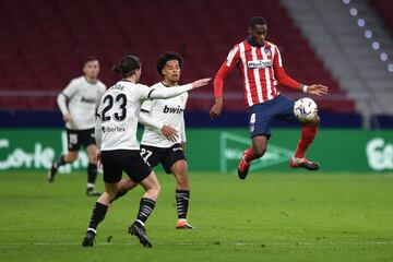 Geoffrey Kondogbia con Koba Koindredi y Jason.