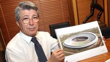 <b>LOS PLANOS. </b>Cerezo enseña cómo será el nuevo estadio.