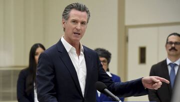 El gobernador Gavin Newsom ofrece una conferencia de prensa para hablar sobre el Plan de regreso de California, el miércoles 14 de julio de 2021, en Bell Gardens, California.