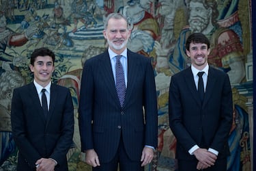 Marc y Álex Márquez posan con el rey Felipe VI durante la audiencia en el Palacio de la Zarzuela. 