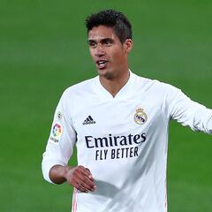 Nacho sustituyó a Varane al descanso por unas molestias